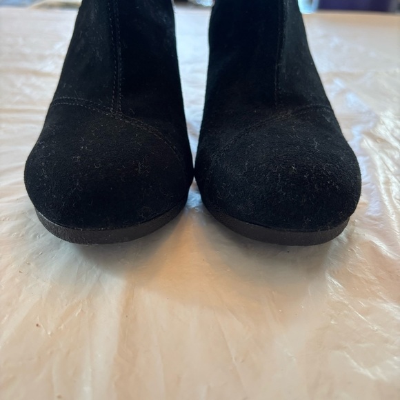 Toms Kelsey ankle boots Black graphic floral rounded toe wedge SZ 8 NWOT - Picture 8 of 14